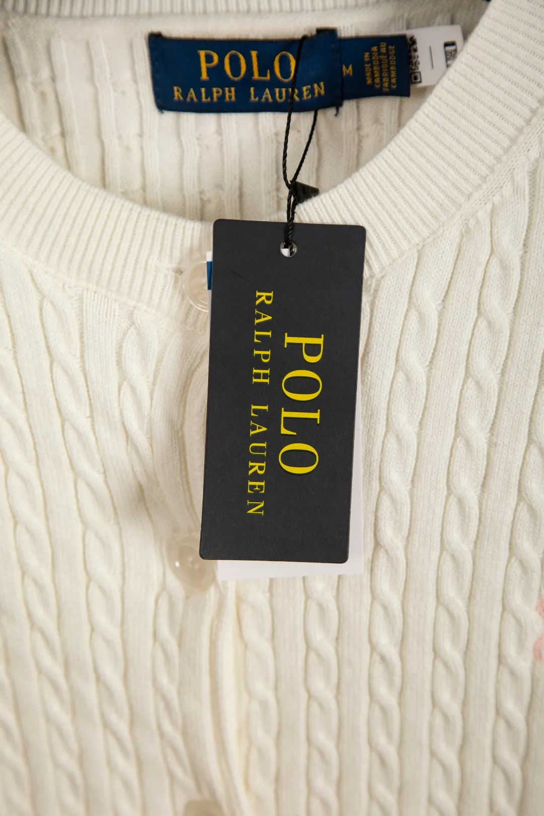 P196 Actual photo [Evergreen for all seasons] Style number: 25123# Color: black/navy blue/almond/white Size: S-XL - Ralph Lauren/Ralph Lauren 2025FW Zhao Lusi's same solid color logo knitted versatile fine twist knitted buttoned long-sleeved cardigan - RL's classic fine twist cardigan 21S quality cotton yarn A cardigan that can be worn in all seasons Can be matched inside or outside Simple and clean basic color matching The upper body is clean and flawless. The comfort brought by imported cotton yarn is soft. An item that cannot be rejected.